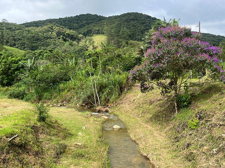 Chalé com hidro, lareira e cozinha, perto Floripa