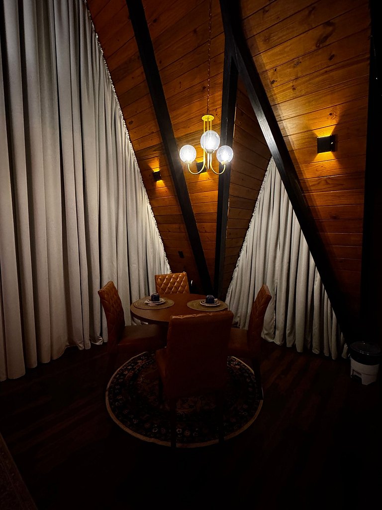 Refúgio Romântico com Hidro, Lareira e Vista