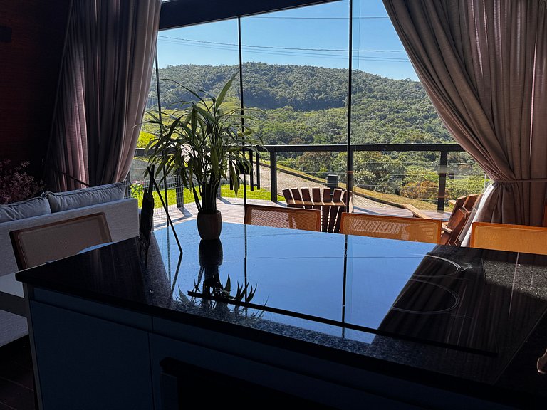 Chalé com hidro, lareira e cozinha, perto Floripa