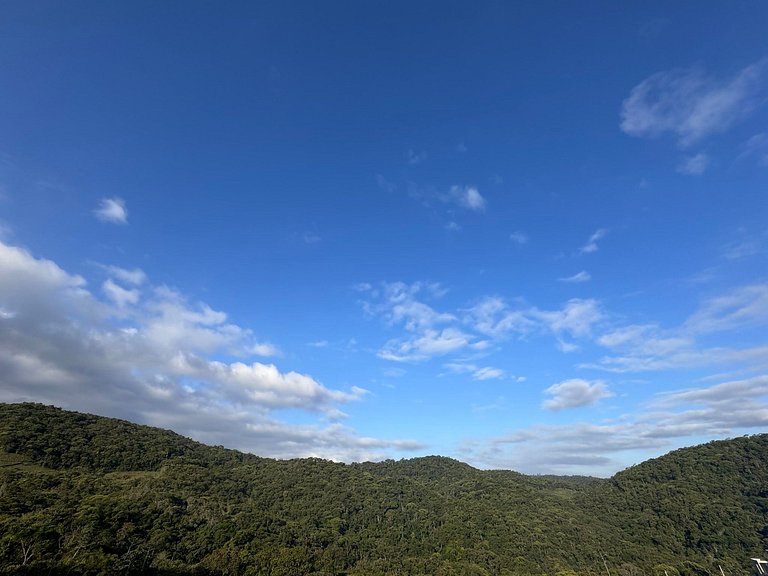 Refúgio Romântico com Hidro, Lareira e Vista