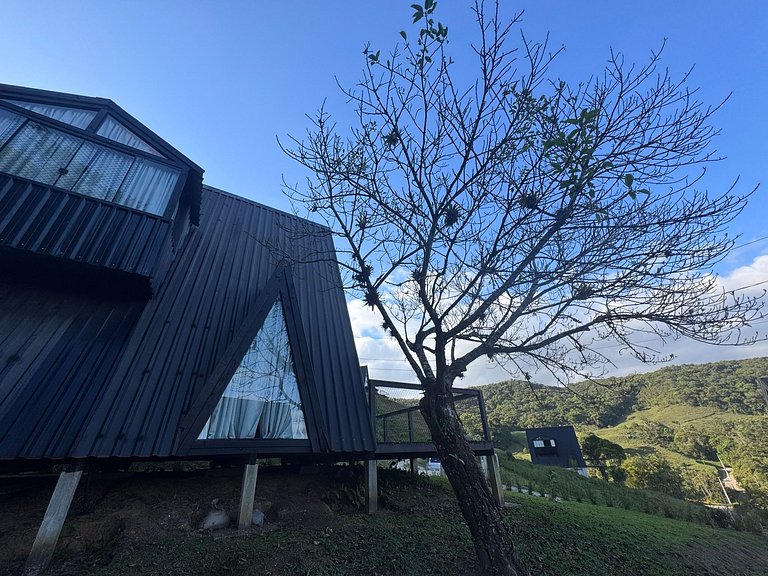 Refúgio Romântico com Hidro, Lareira e Vista